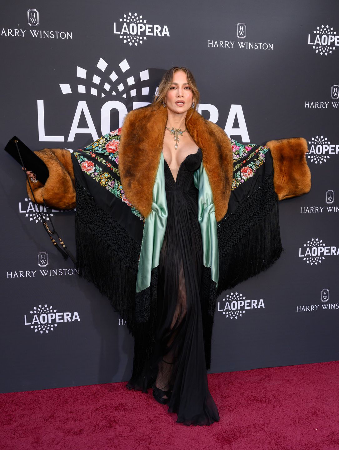 Jennifer Lopez hipnotyzuje głębokim dekoltem w operze