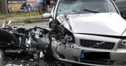 Tragiczny wypadek w Chełmie Śląskim. Motocykl wbił się w bok osobówki