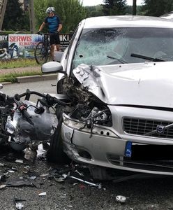 Tragiczny wypadek w Chełmie Śląskim. Motocykl wbił się w bok osobówki