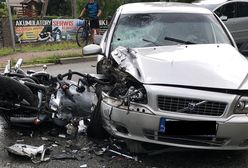 Tragiczny wypadek w Chełmie Śląskim. Motocykl wbił się w bok osobówki