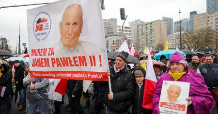 Maszerowali w obronie Jana Pawła II. W sieci zawrzało