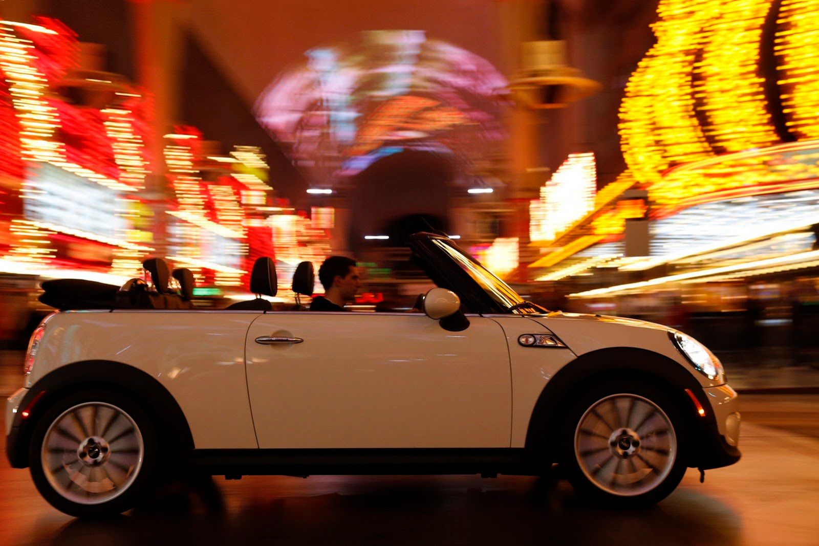 Galeria Mini jako celebracja sprzedaży półmilionowego egzemplarza w USA 179