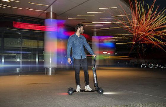 Audi wprowadza model e-tron Scooter – połączenie hulajnogi i deskorolki