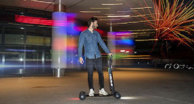 Audi wprowadza model e-tron Scooter – połączenie hulajnogi i deskorolki