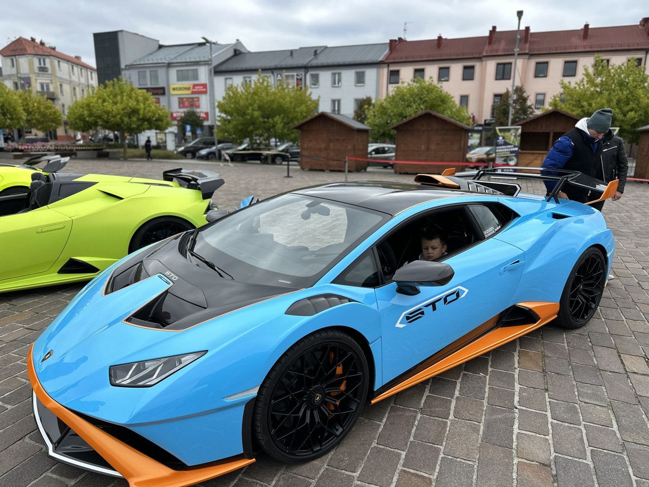 Tomaszów: Lamborghini, Ferrari i McLaren w centrum. Były przejażdżki i zbiórka na karetkę dla dzieci