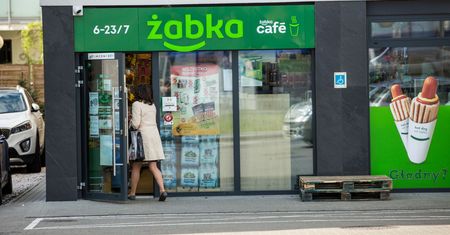 Hot-dog od robota okazał się samą parówką. Żabka: to jednostkowy przypadek