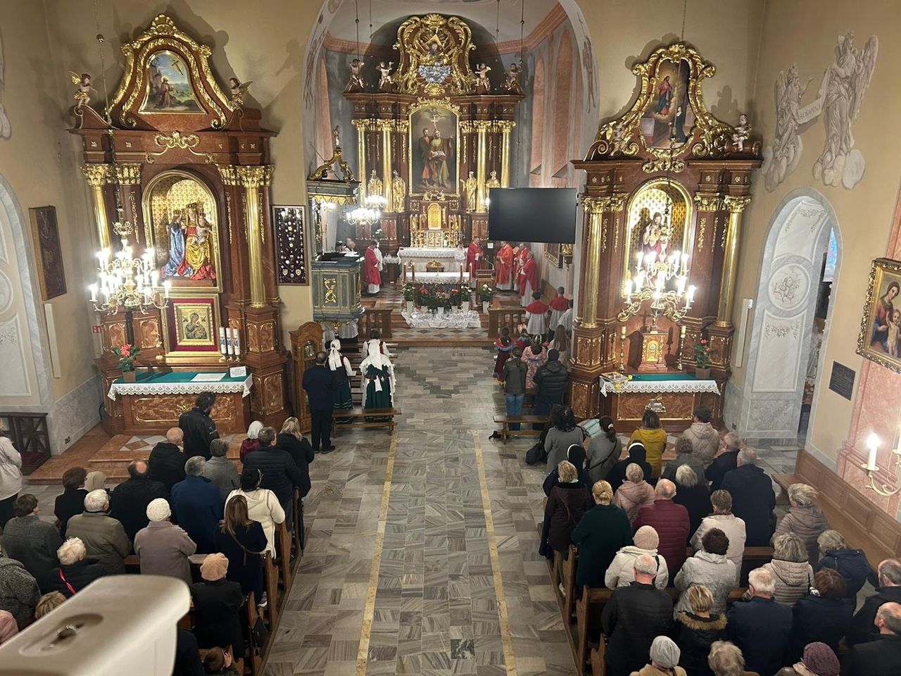 7 mln zł za sprzedaż działek i własność 13 budynków. Ujawniono majątek parafii