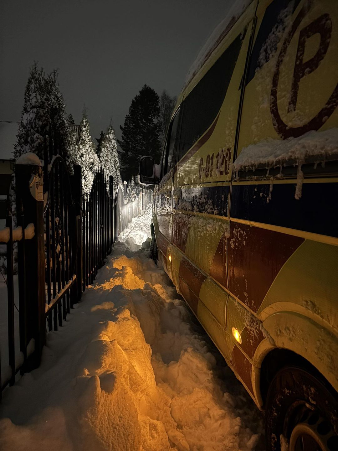 Karetka pogotowia utknęła w zaspie śniegu.