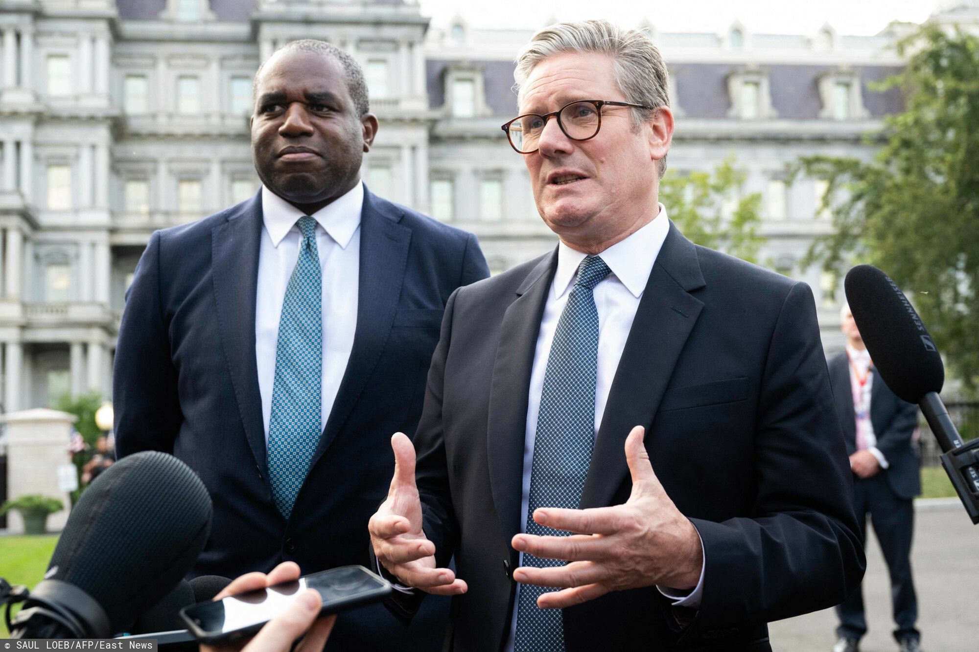 Archiwum zagraniczne East News 2024-09
British Prime Minister Keir Starmer (R) and British Foreign Secretary David Lammy (L) speak to the media outside of the West Wing of the White House in Washington, DC, September 13, 2024, following a meeting with US President Joe Biden. (Photo by SAUL LOEB / AFP)
SAUL LOEB
