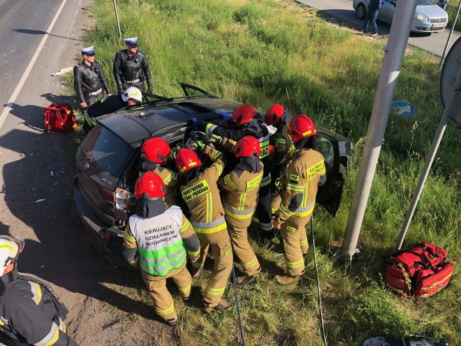 Żeby wydostać z 3-latke z rozbitego auta strażacy użyli specjalistycznego sprzętu