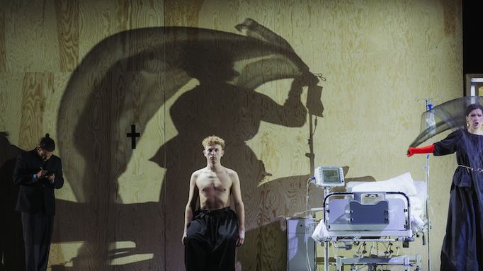 Hubert Zapiór jako tytułowy Don Giovanni w spektaklu w reżyserii Kiriłła Sieriebriennikowa w Komische Oper Berlin © Frol Podlesnyi
