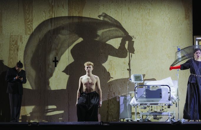 Hubert Zapiór jako tytułowy Don Giovanni w spektaklu w reżyserii Kiriłła Sieriebriennikowa w Komische Oper Berlin © Frol Podlesnyi