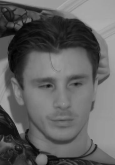 Szymon z "Hotelu Paradise"