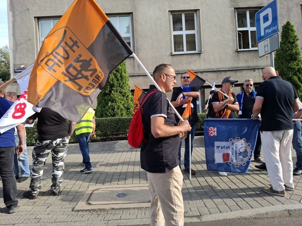 Protest górników i hutników w Katowicach. Chcą spotkania z premierem Tuskiem