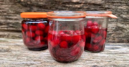 Prosta zalewa w słoiki i porcja owoców. W wakacje robię do spiżarni, zimą sobie dziękuję