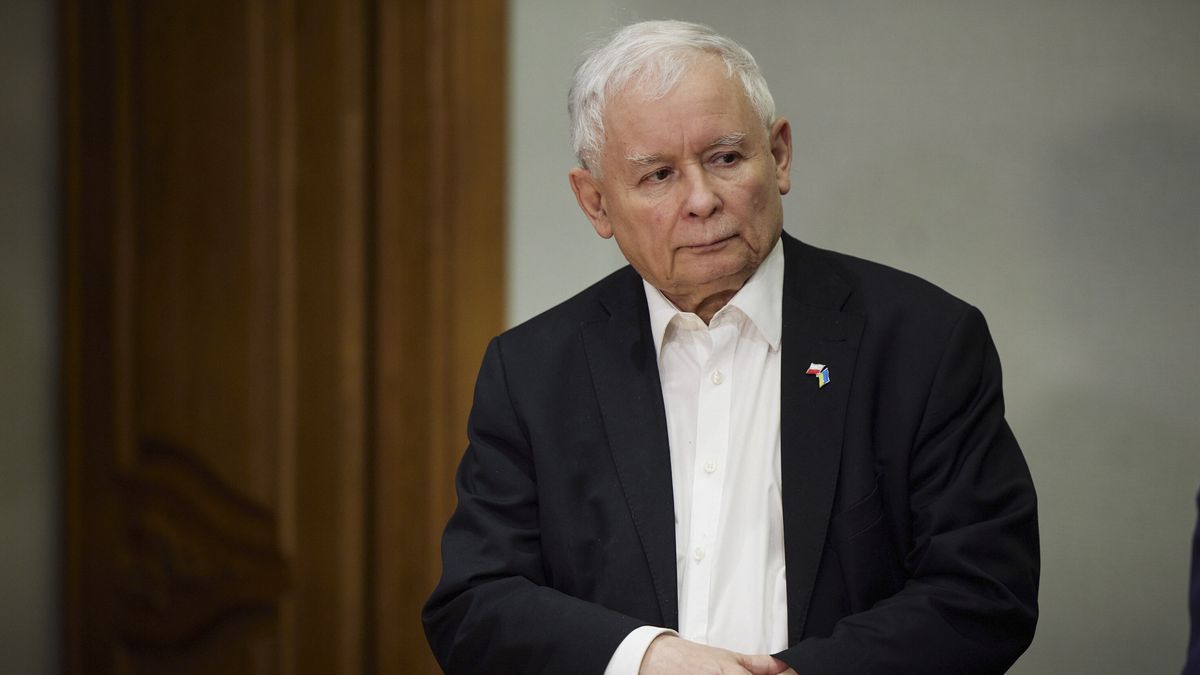 Polish, Slovenian, Czech Prime Ministers visit Kyivepa09827742 A handout photo made available by the Presidential press service shows Polish ruling PiS party leader Jaroslav Kaczynski during a meeting with the Ukrainian president and prime minister, in Kyiv (Kiev), Ukraine, 15 March 2022. The prime ministers of Poland, Czech Republic, and Slovenia are in Kyiv to speak with President Zelensky and Prime Minister Shmyhal with the approval from the EU, yet without a formal mandate. On 24 February Russian troops had entered Ukrainian territory in what the Russian president declared a 'special military operation', resulting in fighting and destruction in the country, a huge flow of refugees, and multiple sanctions against Russia  EPA/PRESIDENTIAL PRESS SERVICE HANDOUT HANDOUT  HANDOUT EDITORIAL USE ONLY/NO SALES  EPA-EFE/PRESIDENTIAL PRESS SERVICE HANDOUT HANDOUT  HANDOUT EDITORIAL USE ONLY/NO SALES HANDOUT EDITORIAL USE ONLY/NO SALES Dostawca: PAP/EPA.PRESIDENTIAL PRESS SERVICE HANDOUT HANDOUT