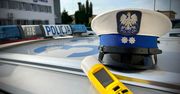 Chciał się przywitać z policjantami i zadać pytanie. Kierowca stanie przed sądem