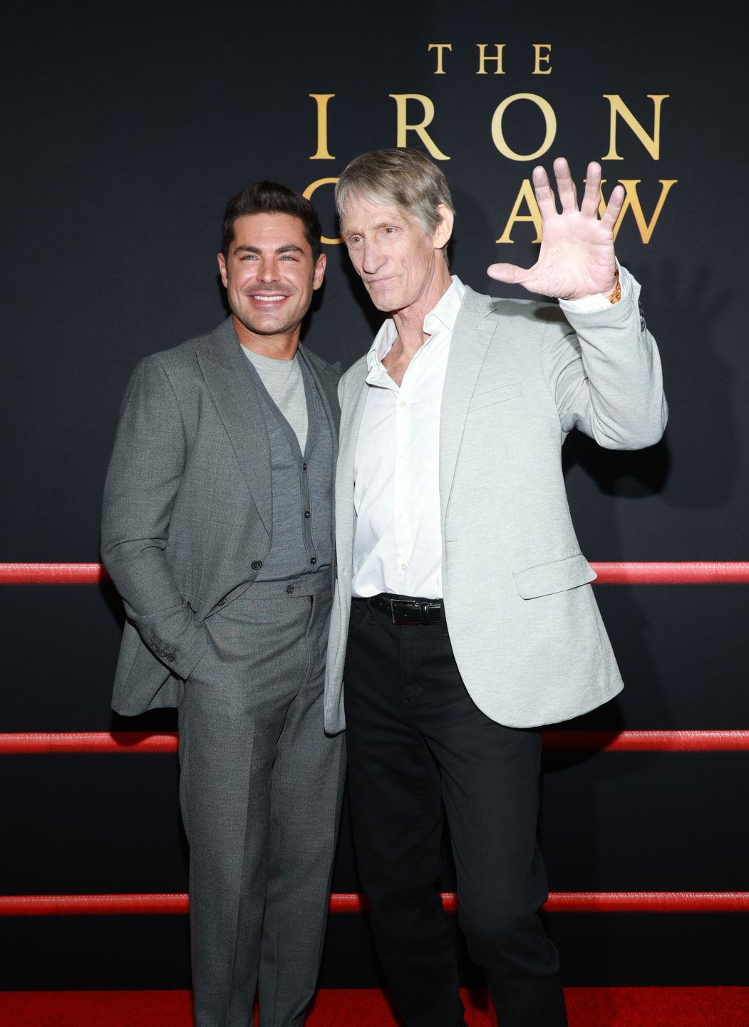Zac Efron pozuje z Kevinem Von Erichem, w którego wcielił się w filmie "Bracia ze stali"