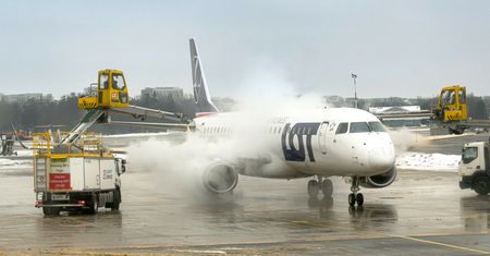 Wywieźli prawie 20 tys. ton śniegu z Lotniska Chopina. To koniec "zimy dziesięciolecia"