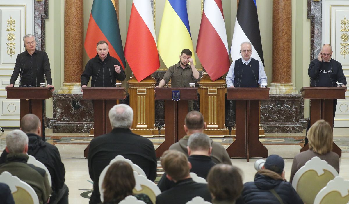 epaselect epa09888608 (L-R) Lithuanian President Gitanas Nauseda, Polish President Andrzej Duda, Ukrainian President Volodymyr Zelensky, President of Latvia Egils Levits, and President of Estonia Alar Karis attend a press conference during their meeting in Kyiv, Ukraine, 13 April 2022. Presidents of Poland, Lithuania, Latvia, and Estonia arrived in Ukraine to meet with top officials and express their support for Ukraine amid the Russian invasion. EPA/SERGEY DOLZHENKO Dostawca: PAP/EPA.