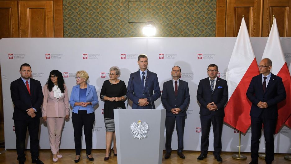 Powrót do szkoły. Konferencja MEN (druga od lewej: Maria Nawrocka-Rolewska)