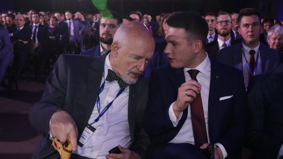 Janusz Korwin-Mikke, S�awomir Mentzen
Warszawa, 15.10.2022. Pose� Konfederacji Janusz Korwin-Mikke (L) i polityk Konfederacji S�awomir Mentzen (2L) podczas Kongresu Partii KORWiN, 15 bm. w Centrum Konferencyjno-Szkoleniowym Fundacji Nowe Horyzonty w Warszawie. (ad) PAP/Albert Zawada
Albert Zawada
janusza korwin-mikkego, korwin, partia, partii, polityk polityka, polityka