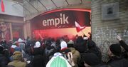 Szturmowali przejście przy Empiku, więc Empik im odpowiada