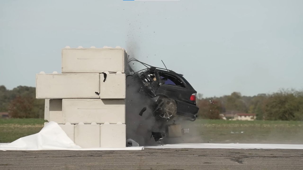 Po wjechaniu w ścianę niewiele zostało z BMW