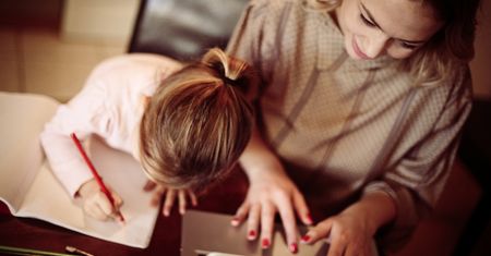 Wiele polskich matek nie chce zostawać z chorym dzieckiem. Wolą pracę niż L4