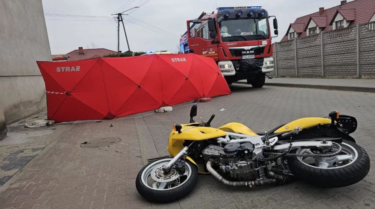 Motocyklista zginął po zderzeniu z betonowym ogrodzeniem. 