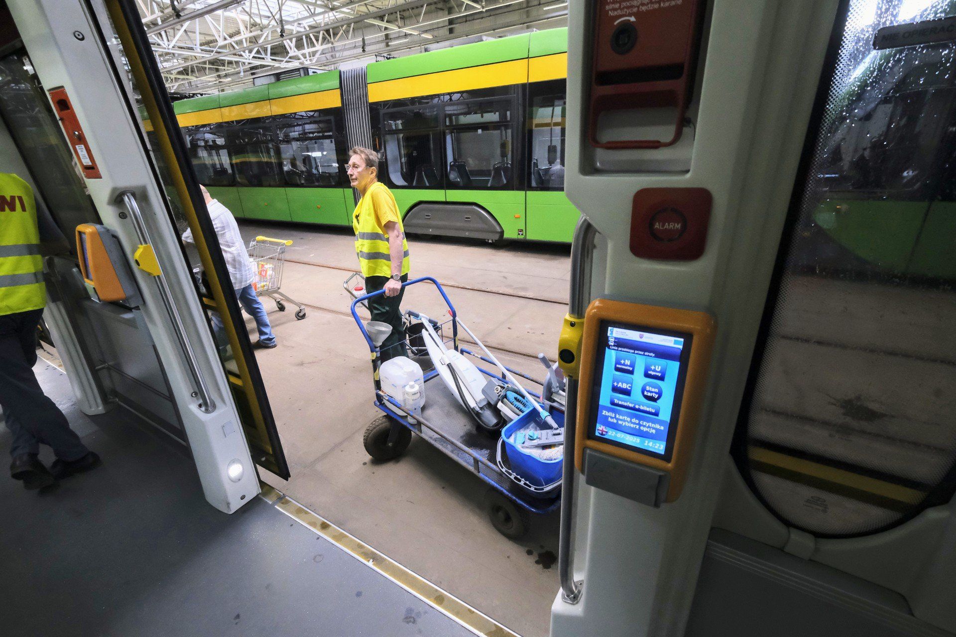 Tak sprząta się autobusy i tramwaje w Poznaniu