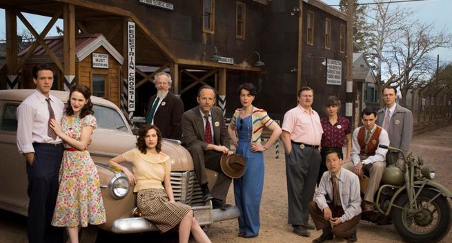 Neve Campbell i William Petersen w drugim sezonie serialu "Manhattan"