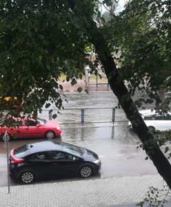 Pogoda. Gdzie jest burza? Gwałtowna ulewa w Warszawie i okolicach. IMGW ostrzega: burze z gradem w 12 regionach