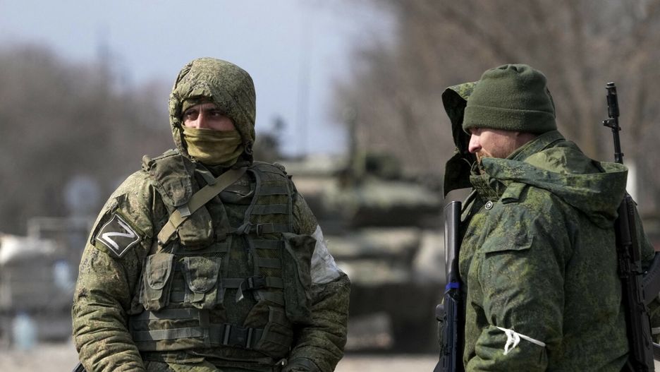 Wojna w Ukrainie - ewakuacja ludno?ci cywilnej z Mariupola pod kontrol? prorosyjskich separatyst�wMARIUPOL, UKRAINE - MARCH 20: Security forces are seen as civilians trapped in Mariupol city under Russian attacks, are evacuated in groups under the control of pro-Russian separatists, through other cities, in Mariupol, Ukraine on March 20, 2022. Stringer / Anadolu Agency/ABACAPRESS.COMAA/ABACA