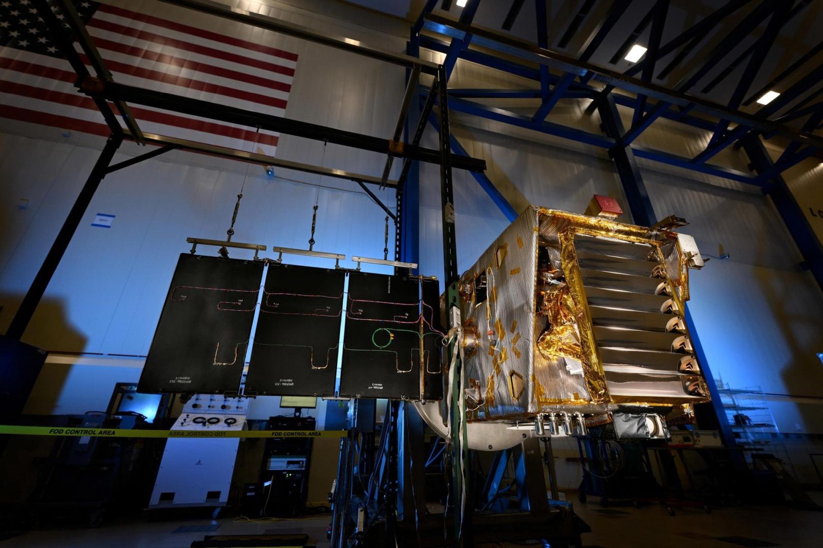 NASA Lunar Trailblazer z rozłożonym panelem słonecznym.
