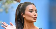 Wyluzowana Kim Kardashian pręży się na fikuśnym fotelu w PRZYMAŁYM BIKINI: "Ryzykujcie, a będzie wam dane" (FOTO)