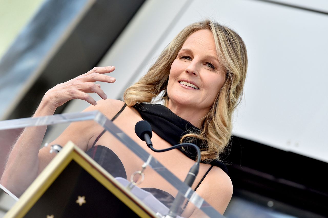 Helen Hunt surfuje w bikini. Uczy kobiety, by przestały wpadać w obsesję piękna