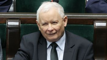 Jarosław Kaczyński może pochwalić się POKAŹNĄ emeryturą. Co miesiąc na jego konto trafia kilkanaście tysięcy złotych