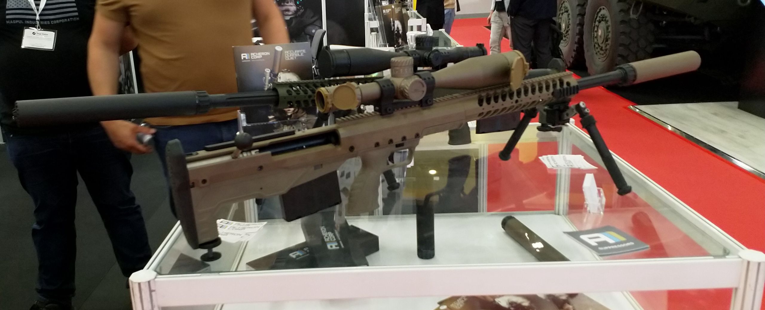 Karabiny Desert Tech SRS-A2 podczas targów MSPO 2022.