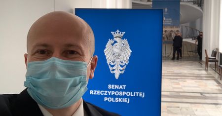 Bartłomiej Wróblewski próbuje przekonywać senatorów. Senacka większość spokojna, że nie zostanie RPO