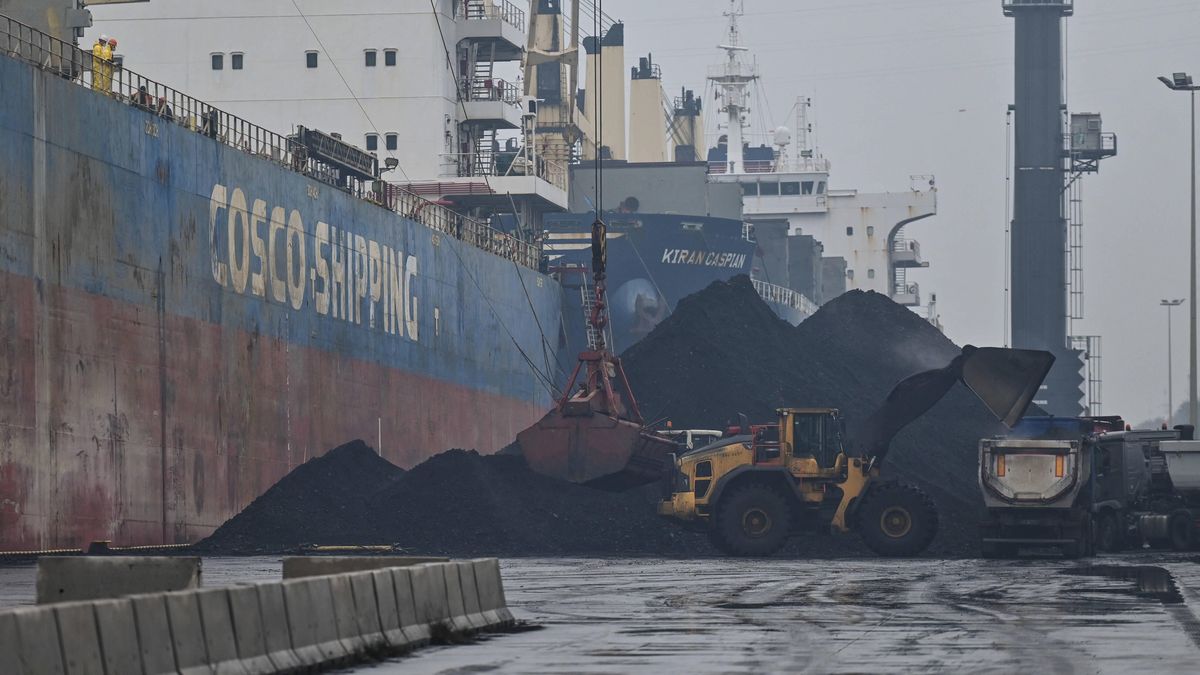 Poland's PM Morawiecki's visit to the Port of Gdansk amid coal shipments
GDANSK, POLAND - OCTOBER 22:
A wheel loader machine loads the coal onto the trucks at a coal depot in Gdansk harbour on October 22, 2022 in Gdansk, Poland.
The energy crisis is slowly heating up in Poland. More and more coal is now arriving at Polish ports, to be distributed across the country. Artur Widak / Anadolu Agency/ABACAPRESS.COM 
Dostawca: PAP/Abaca
AA/ABACA
Collection, Economy, Inflation, gda�sk, port, w�giel