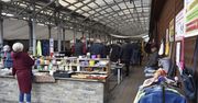 Majówkowy Bazar na tarnowskiej starówce. Stoły targowiska wypełniły się zabawkami, antykami, książkami i innymi ciekawymi rzeczami
