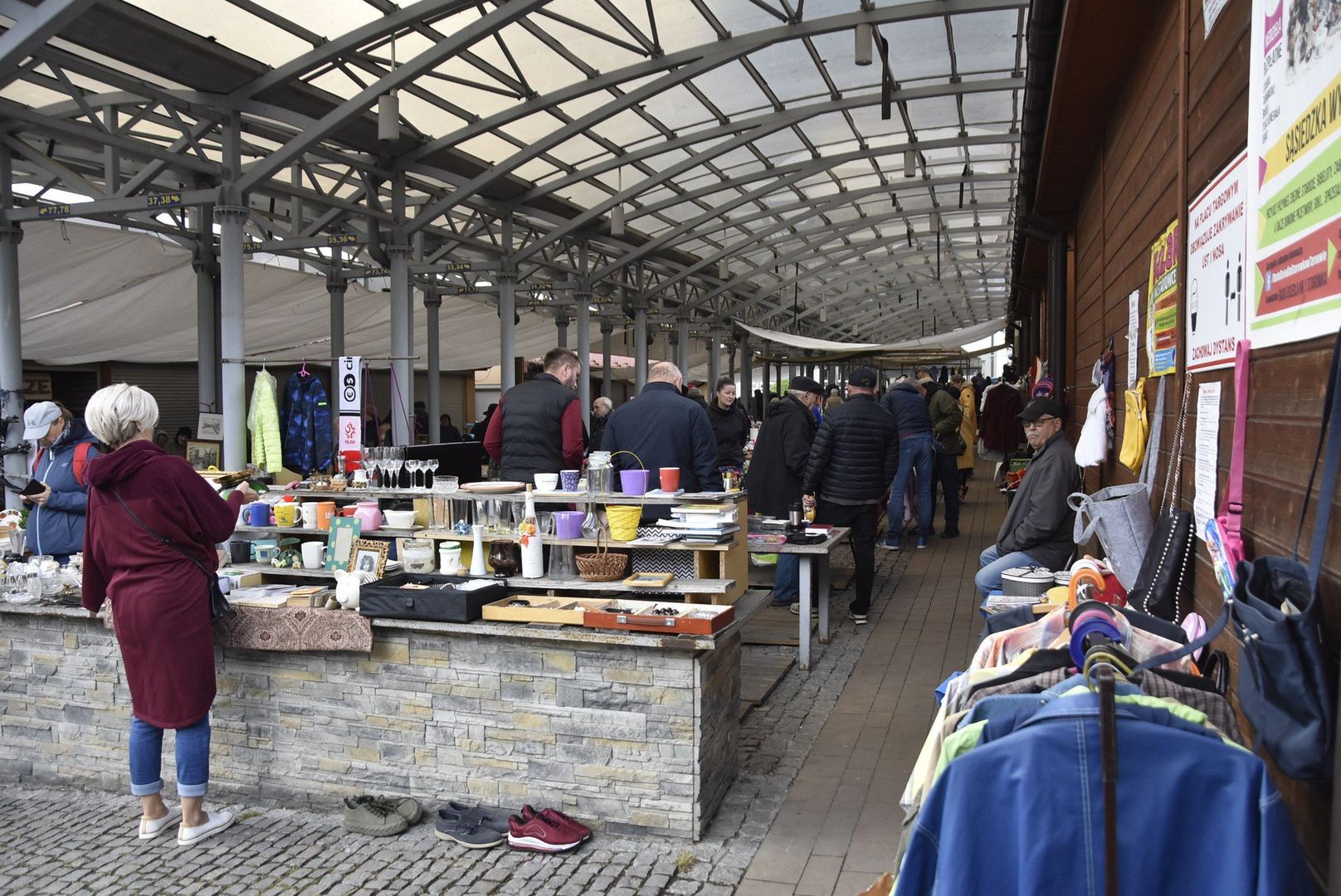 Majówkowy Bazar na tarnowskiej starówce. Stoły targowiska wypełniły się zabawkami, antykami, książkami i innymi ciekawymi rzeczami