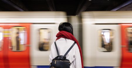 Na tej stacji metra co roku pojawia się duch. To kobieta, która upadła i została porażona prądem