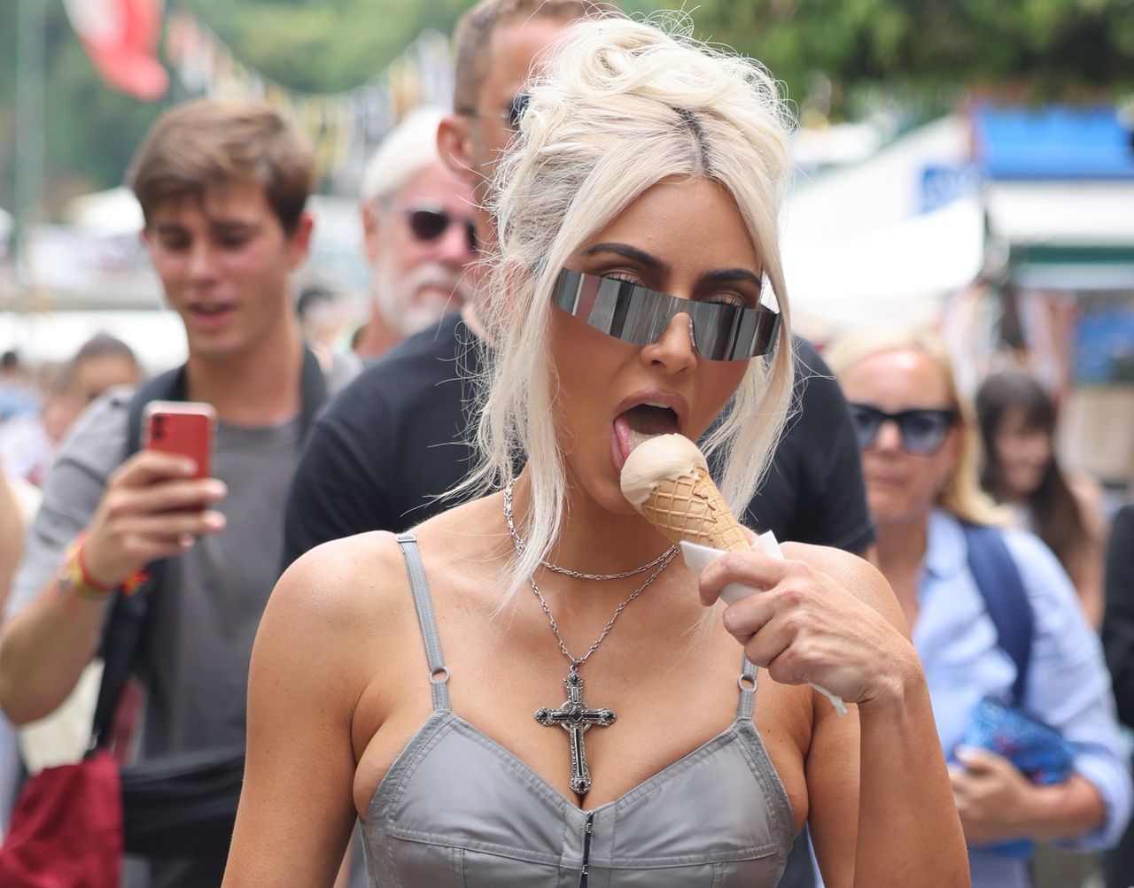 Kim Kardashian znowu zachwyca. Ma talię osy