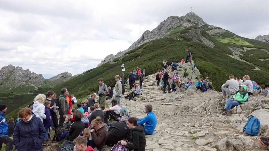 Turyści oblegają górskie szczyty. Kolejki na Giewont i Rysy