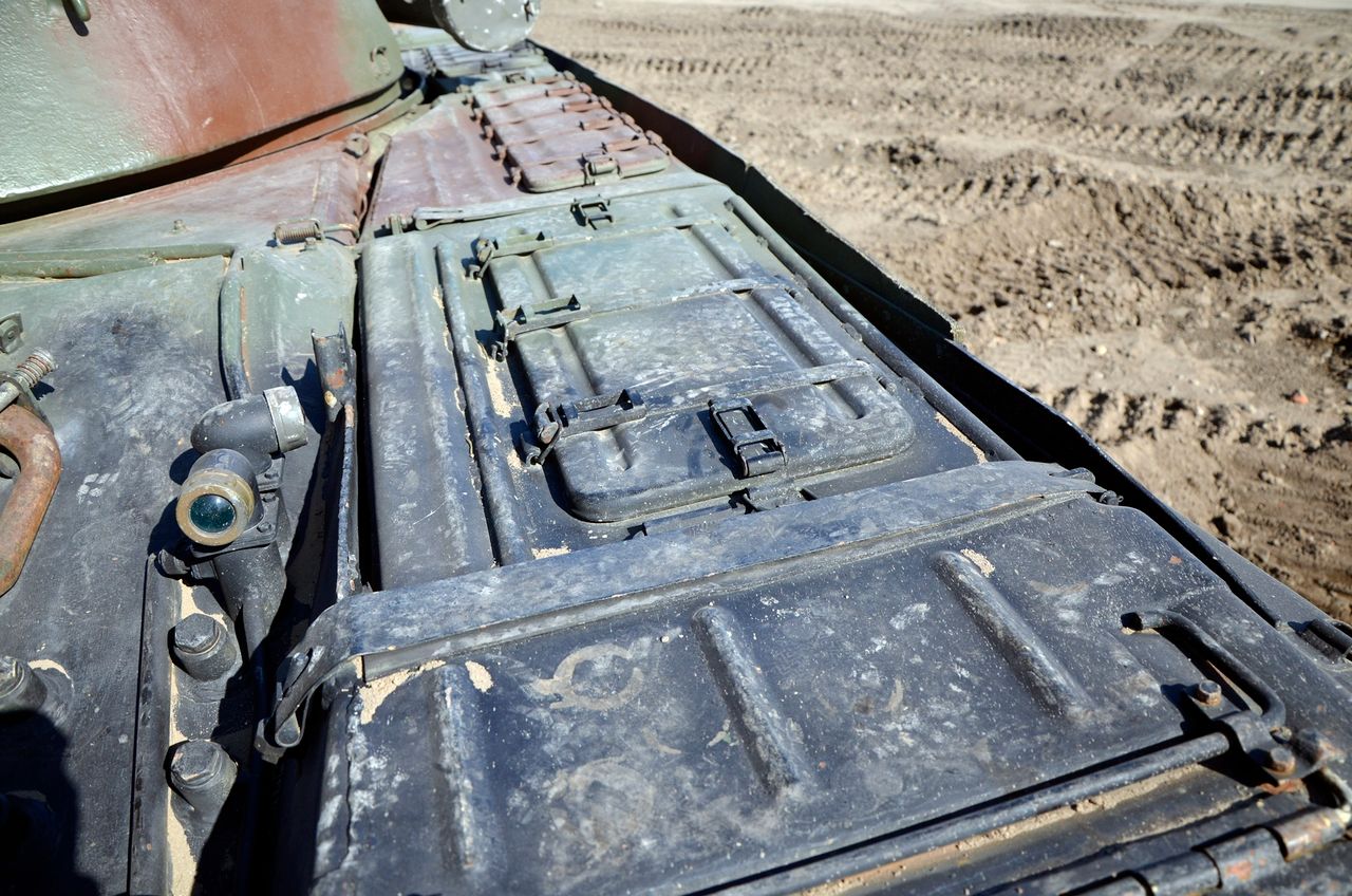 Pod klapą z lewej strony czołgu z przodu można znaleźć podstawowe narzędzia