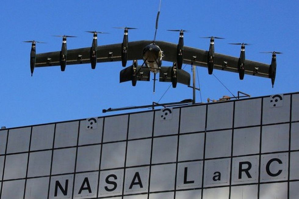 Dron GL-10 nad siedzibą NASA LaRC