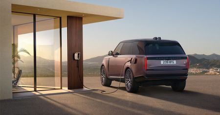 Range Rover Electric oficjalnie. Ma niezły zasięg i waży tyle, co hybryda