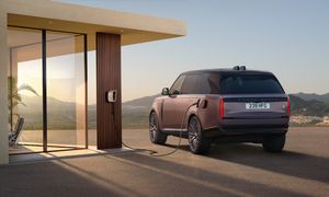 Range Rover Electric oficjalnie. Ma niezły zasięg i waży tyle, co hybryda
